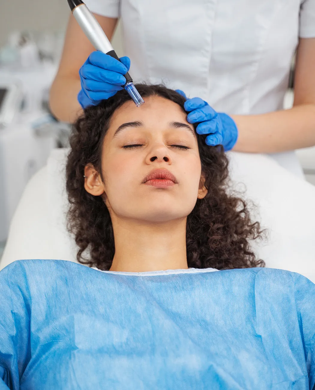 How is HydraFacial treatment performed?